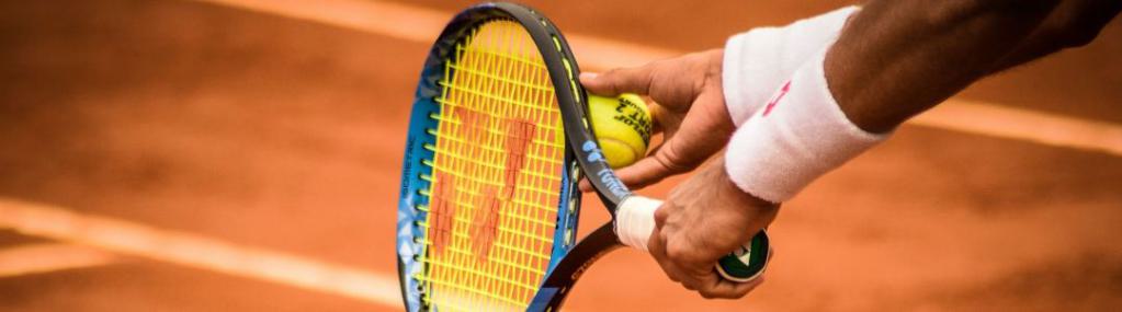 Tennisspieler beim Aufschlag kurz vor dem Ballwurf