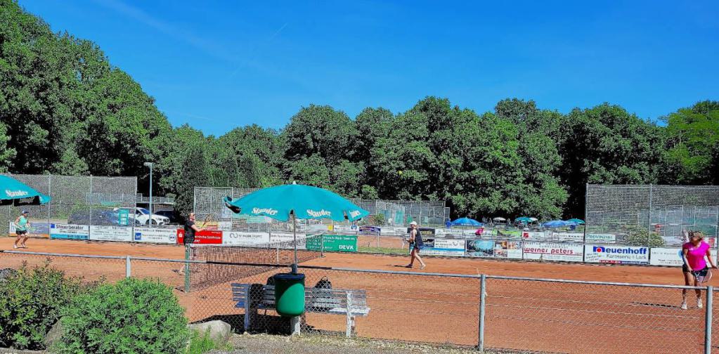 Blick von der Terrasse auf den Centercourt der Tennisanlage des SuS Wesel